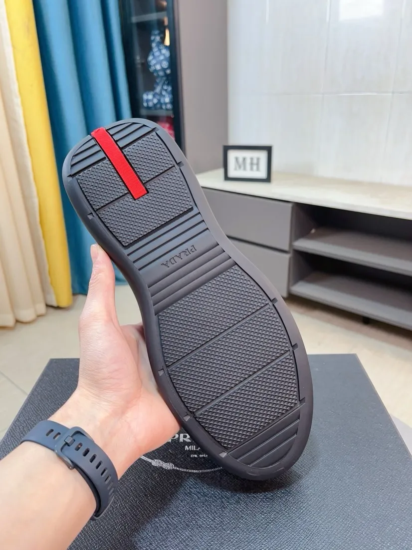 The ex-factory price is 680🌹🌹The high-quality new Prada (Prada) counters are launched simultaneously. The new men's shoes and 😘fabrics are selected from imported mesh and glue-spraying technology. Imported cowhide lining. 👍🏿High-end☄️Open-molded non-slip rubber outsole, exquisite lines, simple and elegant, comfortable and high-end for leisure travel. Code number: 38 to 44
